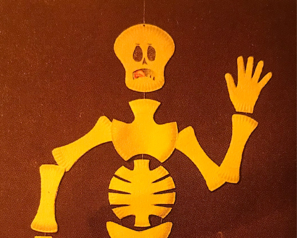 Decorate for Halloween with this easy paper plate skeleton