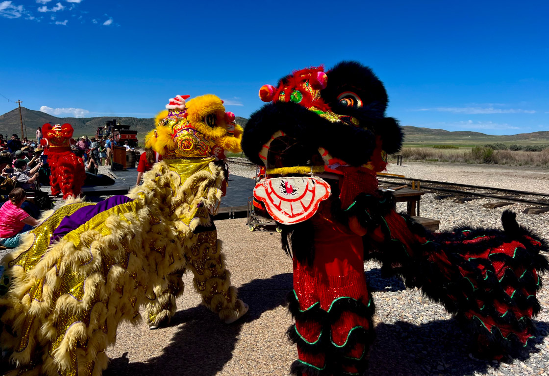 2-Chineses-Dancers